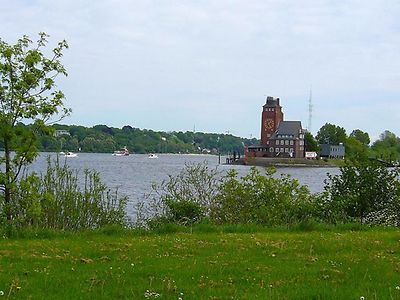  Ausblick auf die Elbe und das Lotsenhaus Seemannshöft an der Einfahrt nach Finkenwerder