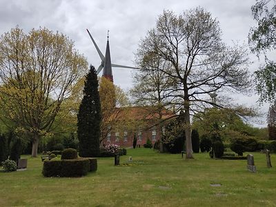  Ein Abstecher zur St. Getrud Kirche mit ihrem idyllischen Friedhof mitten im Hafengebiet Altenwerder lohnt sich.