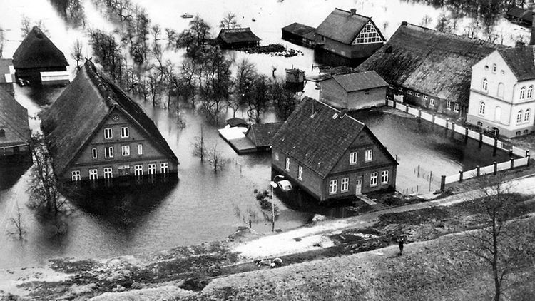 Eine historische Aufnahme der Sturmflut von 1962.