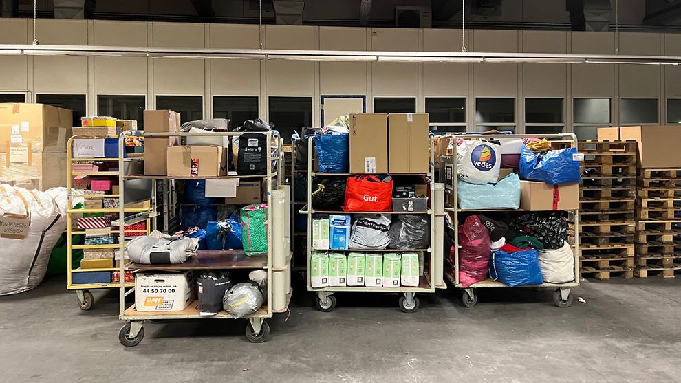 Spenden im Zentrum: Links im Bild Gehhilfen, rechts verschiedene Koffer, im Hintergrund weitere gespendete Gegenstände