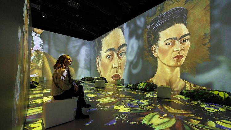 Frau in Ausstellung Frida Kahlo