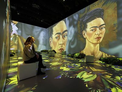  Frau in Ausstellung Frida Kahlo
