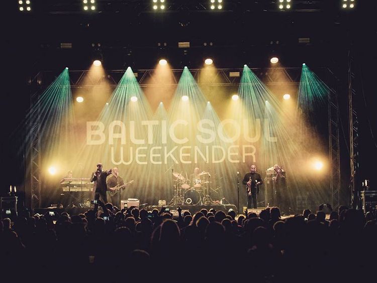  Ein Publikum steht vor einer Bühne, auf der eine Band spielt. Ein Banner über der Bühne trägt die Aufschrift "Baltic Soul Weekender".
