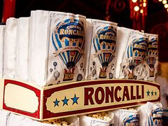  Popcorn-Tüten mit der Aufschrift Roncalli.