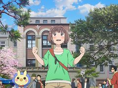  Ein Anime-Charakter steht lächelnd vor einem Gebäude.