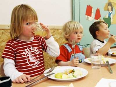  Kita-Kinder beim Mittagessen(Foto: Meyborg)