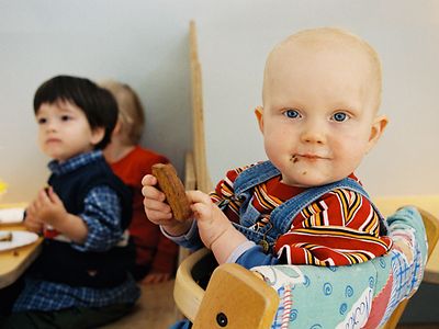  Ein kleines Kind isst im Babystuhl (Foto: Meyborg)