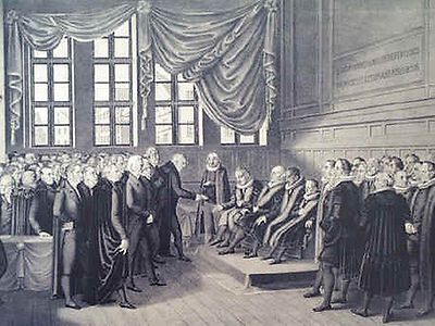 Im alten Rathaus an der Trostbrücke: Der Rat (rechts) und die versammelte Bürgerschaft beschließen 1834 über die Verleihung eines Ehrenbürgerbriefes.