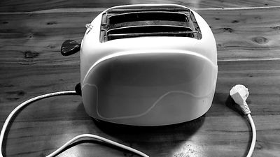  Eine Aunahme in schwarz-weiß von einem Toaster.