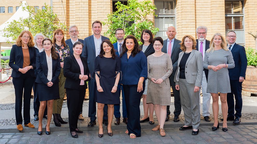 Ein Gruppenfoto der 16 Teilnehmer und des Bundesjustizministers 