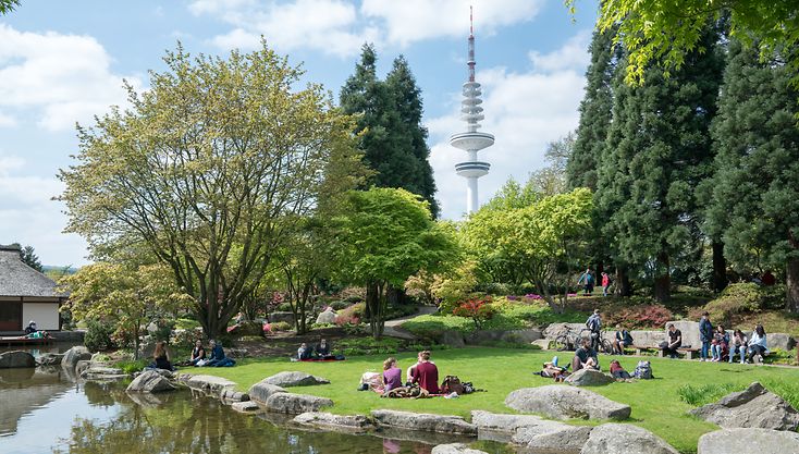 Besucher picknicken in Planten un Blomen Park