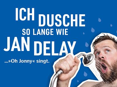  Ein Mann nutzt den Duschkopf als Mikrophon beim Singen unter der Dusche. Dabei steht der Text “Ich dusche so lange wie Jan Delay „Oh Jonny“ singt”.