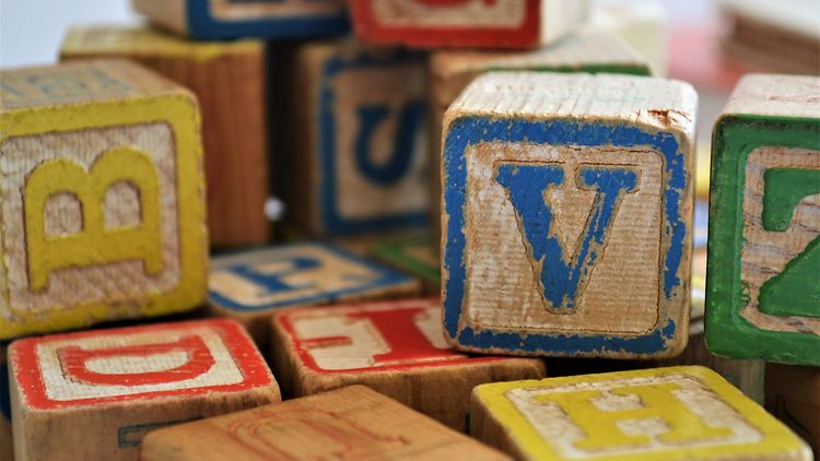  Holzbauklötze für Kinder in bunt mit Buchstaben