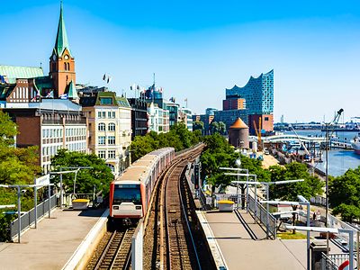  U- Bahn-Hamburg mit Elbphilharmonie im Hintergrund