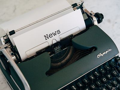  Olympia Schreibmaschine mit eingelegtem Blatt auf dem NEWS steht