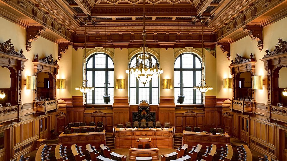 Blick vom Rang in den Plenarsaal des Rathauses