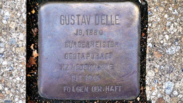  Stolperstein vor dem Bezirksamt Wandsbek zum Gedenken an Gustav Delle