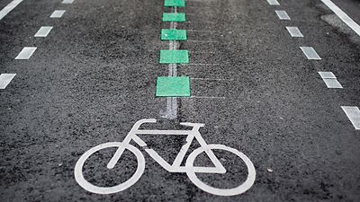  Fahrradsymbol und Straßenmarkierungen auf Asphalt