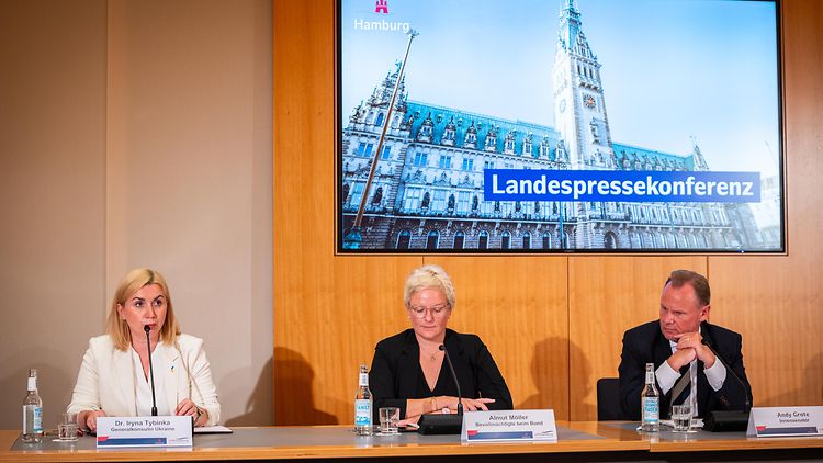  Generalkonsulin Irina Tybinka, Staatsrätin Almut Möller und Innensenator Andy Grote bei der Landespressekonferenz