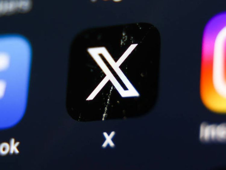  X App zu sehen auf einem Smartphone-Display.
