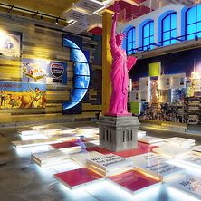  Symbol für Migration: Die pinke Freiheitsstatue im Auswanderermuseum BallinStadt