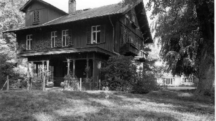 Niendorfer Gehege 14, Sommerhaus im Stil einer romantischen Jagdhütte, Foto: Landesmedienzentrum