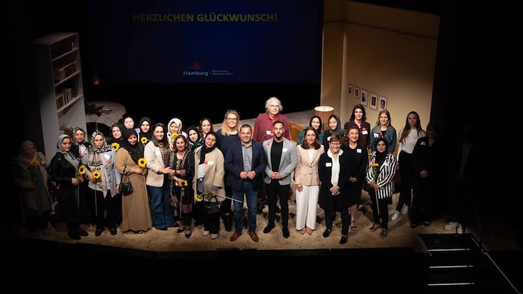  Gruppenbild der Preisträger des Preises "Miteinander in Hamburg-Mitte" bei der Preisverleihung.