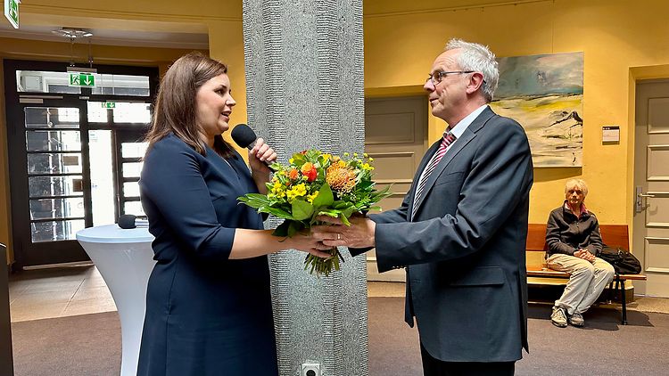 Justizsenatorin Anna Gallina überreicht Amtsgerichtspräsident Rzadtki Blumen.