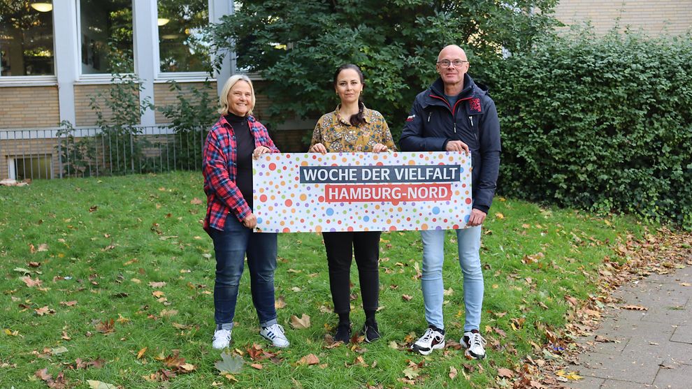 Susanne Otto, Gülsen Bigün un Michael Werner-Boelz mit einem Banner zur Woche der Vielfalt