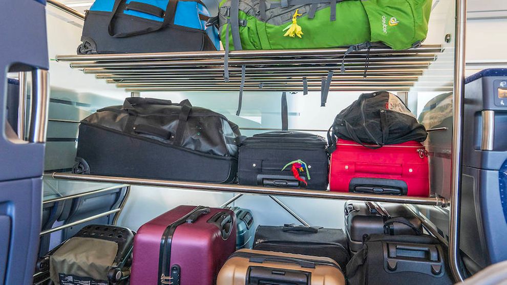 Kofferablage voller Koffer in einem Zug