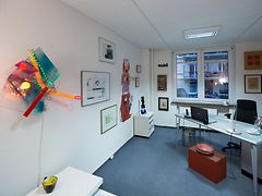  Aufnahme eines Büros mit Kunst an den Wänden.