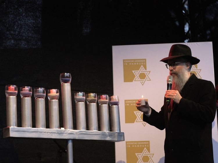  Landesrabbiner Shlomo Bistritzky entzündet den Chanukka-Leuchter.