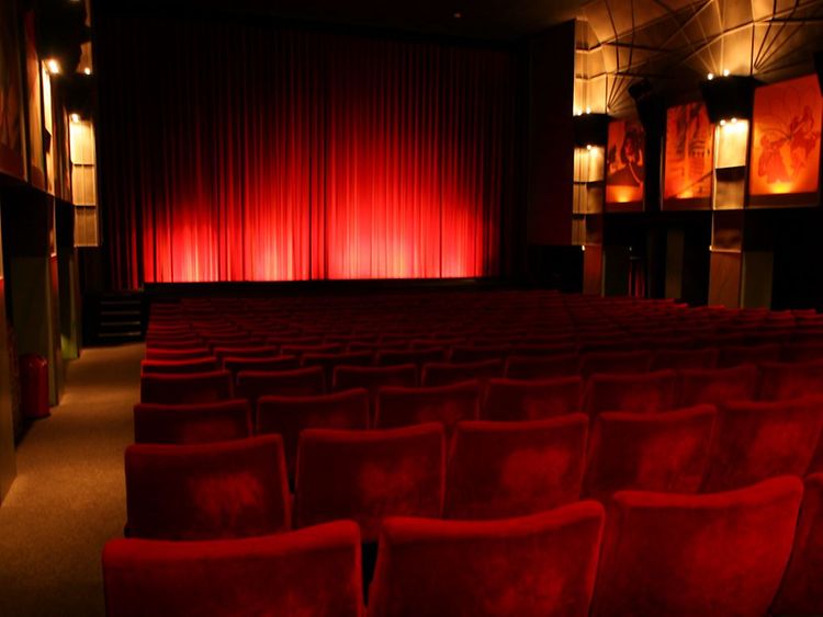  Ein Kinosaal mit roten Polstersitzen im Zeise Kino.