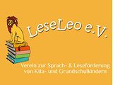  Oben steht "LeseLeo e.V.", auf der linken Seite sitzt ein Löwe auf einem Bücherstapel (Zeichnung), unten steht: "Verein zur Sprach- und Leseförderung von Kita- und Grundschulkindern