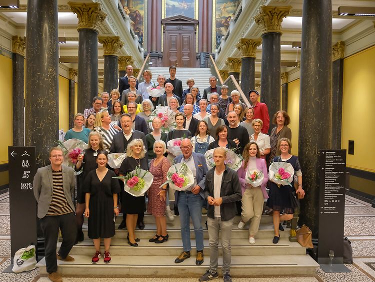 Buchhandlungspreis 2022: Gruppenfoto aller nominierten Buchhandlungen, der Jury und allen Beteiligten