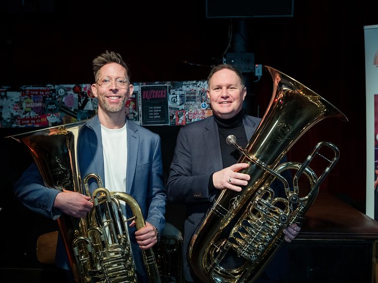  Gruppenfoto von Senator Carsten Brosda und Philipp Westermann mit dem Musikinstrument Tuba in der Hand