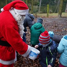  Der Weihnachtsmann und seine Helfer beim Füttern der Tiere im Wildpark Schwarze Berge