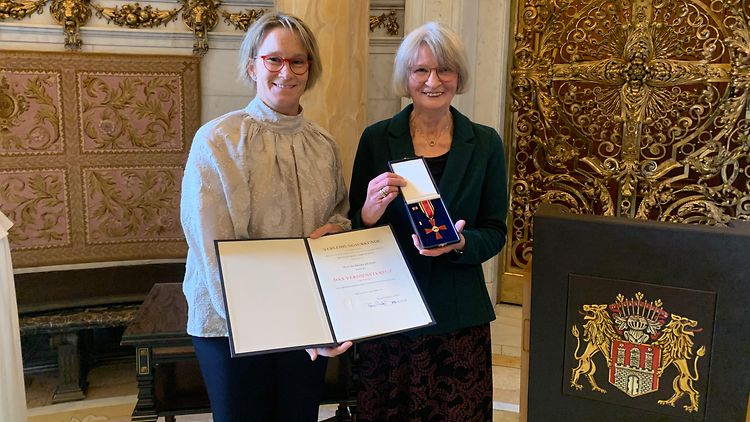  Senatorin Schlotzhauer überreicht Barbara Hüsing die Auszeichnung