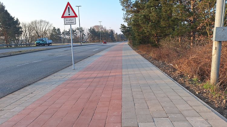  Neuer, rot gepflasterter Radweg sowie grauer Fußgängerweg