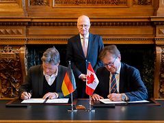 Bürgermeister Tschentscher empfängt Bundeswirtschaftsminister Habeck und den kanadischen Wirtschaftsminister Wilkinson