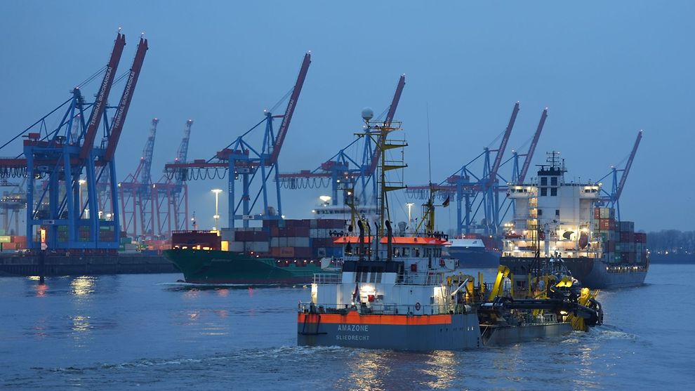 Containerschiffe fahren auf der Elbe im Hamburger Hafen.