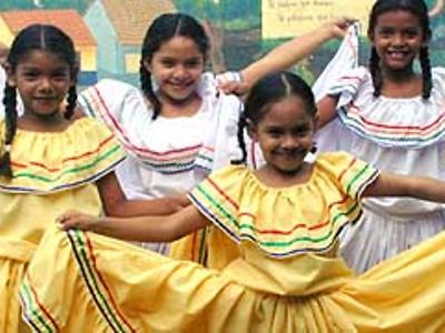  Tanzende Mädchen in León.