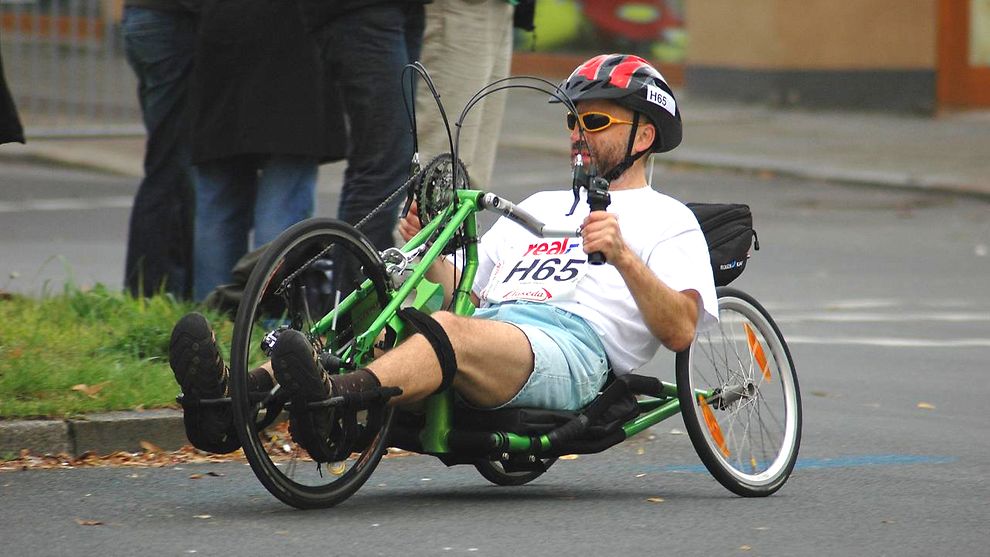 Ein Handbiker/Rollstuhlfahrer beim 34. Berlin-Marathon