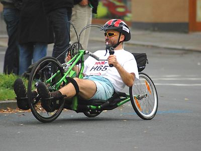  Ein Handbiker/Rollstuhlfahrer beim 34. Berlin-Marathon