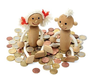  Holzfiguren auf Münzen