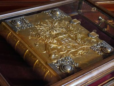  Im Bürgermeisteramtszimmer wird das Goldene Buch der Stadt aufbewahrt. Die Eintragung in das Buch ist ein symbolischer Akt, in dem sich Ehre und Anerkennung ausdrücken.