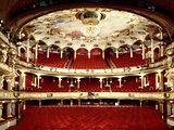  Theatersaal mit aufwändig bemalten Wänden und Decke und roten Samtsitzen im Deutschen Schauspielhaus Hamburg