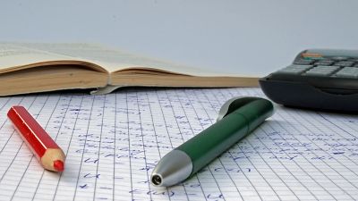  Schreibheft und Stifte