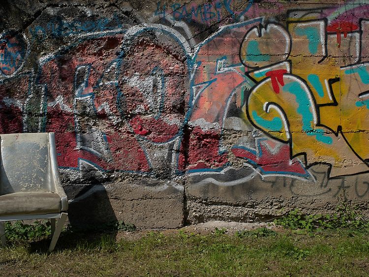  Sperrmüll Stuhl vor Graffiti Wand