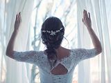  Braut öffnet Vorhang